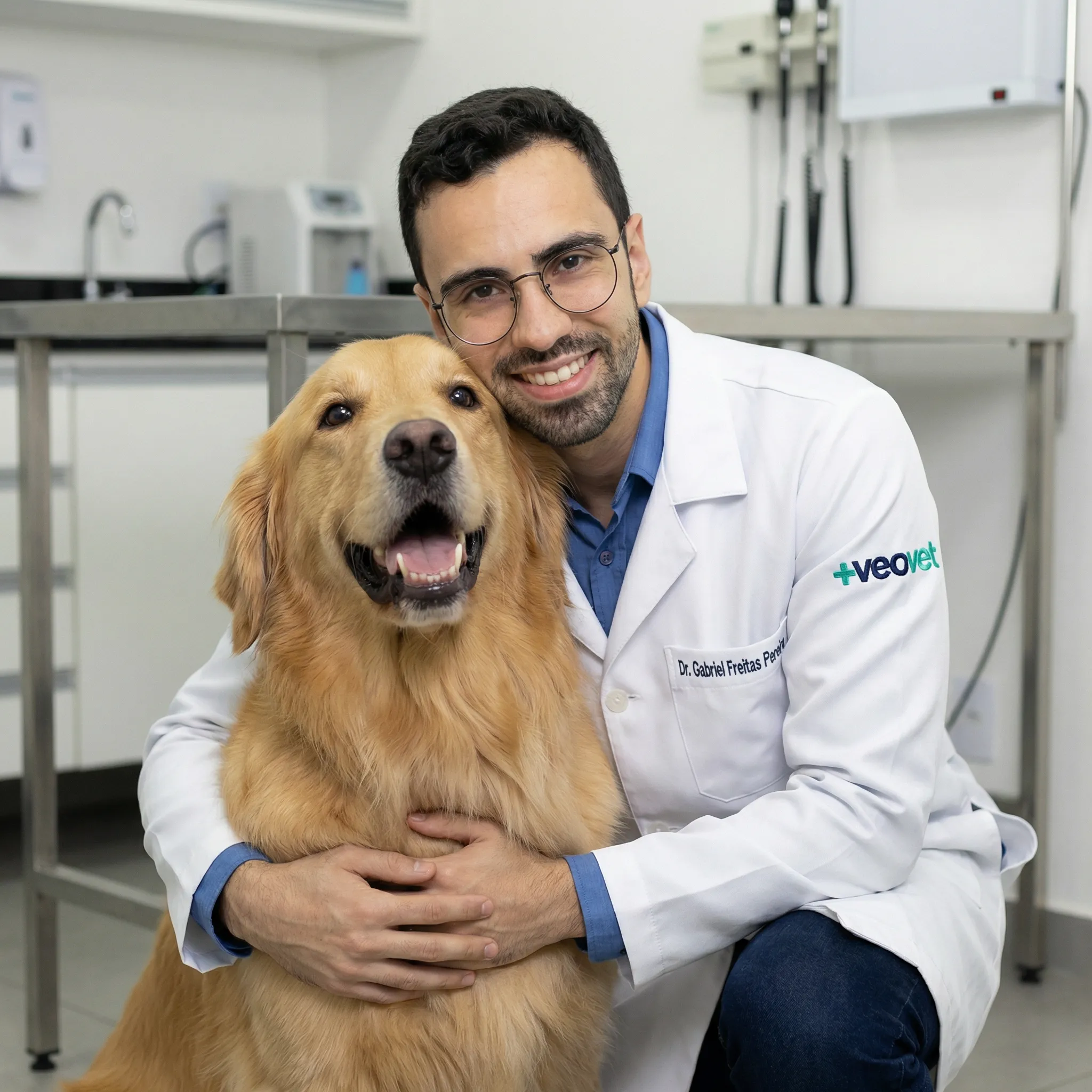 Dr. Gabriel Freitas Pereira com golden retriever